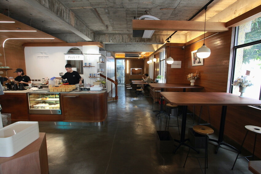 台南市北區吃。台南市｜北區。「1 PLUS CAFE 一家咖啡 台南西門店」新店報報!!!!!小北夜市周遭唯美老宅咖啡館兼麵包店