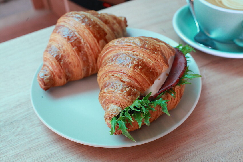 台南市北區吃。台南市｜北區。「1 PLUS CAFE 一家咖啡 台南西門店」新店報報!!!!!小北夜市周遭唯美老宅咖啡館兼麵包店