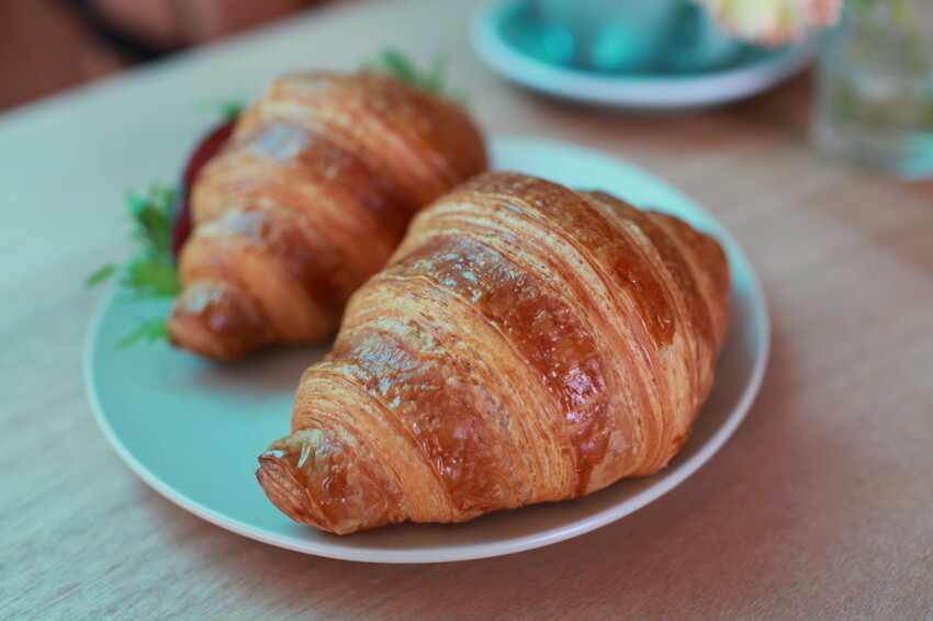 台南市北區吃。台南市｜北區。「1 PLUS CAFE 一家咖啡 台南西門店」新店報報!!!!!小北夜市周遭唯美老宅咖啡館兼麵包店