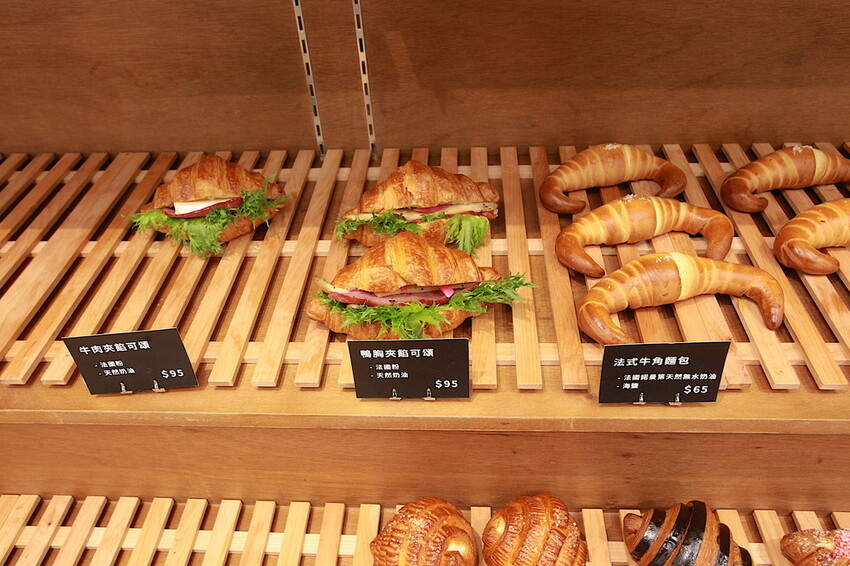 台南市北區吃。台南市｜北區。「1 PLUS CAFE 一家咖啡 台南西門店」新店報報!!!!!小北夜市周遭唯美老宅咖啡館兼麵包店