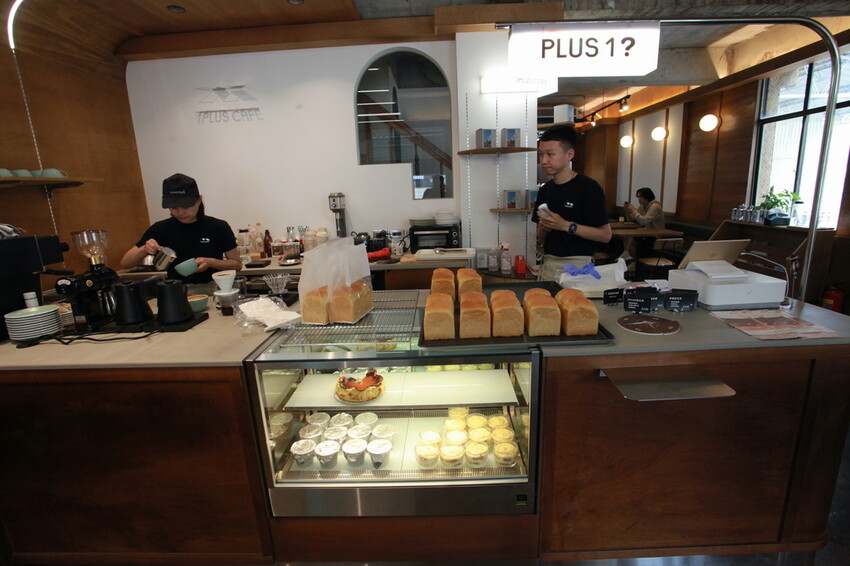 台南市北區吃。台南市｜北區。「1 PLUS CAFE 一家咖啡 台南西門店」新店報報!!!!!小北夜市周遭唯美老宅咖啡館兼麵包店