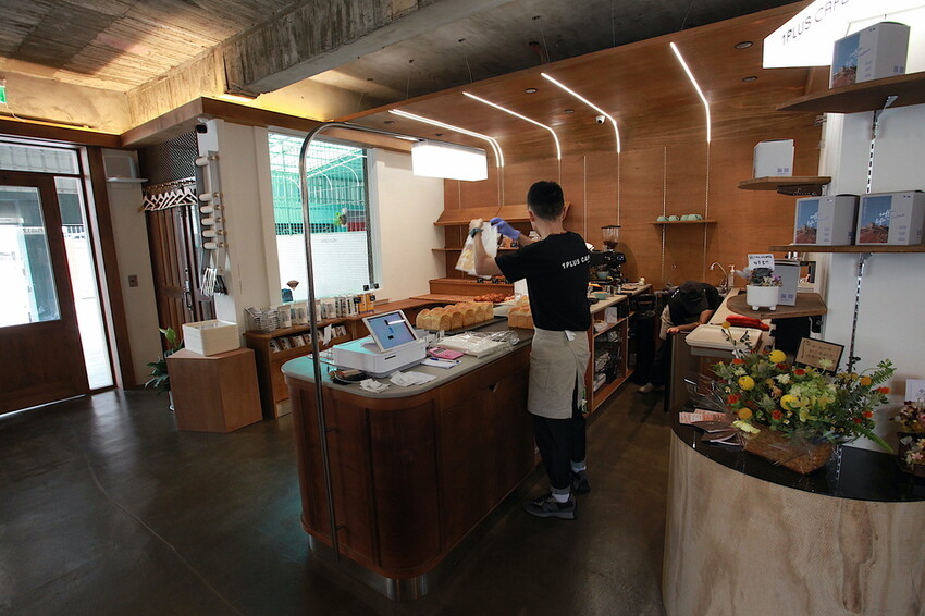 台南市北區吃。台南市｜北區。「1 PLUS CAFE 一家咖啡 台南西門店」新店報報!!!!!小北夜市周遭唯美老宅咖啡館兼麵包店