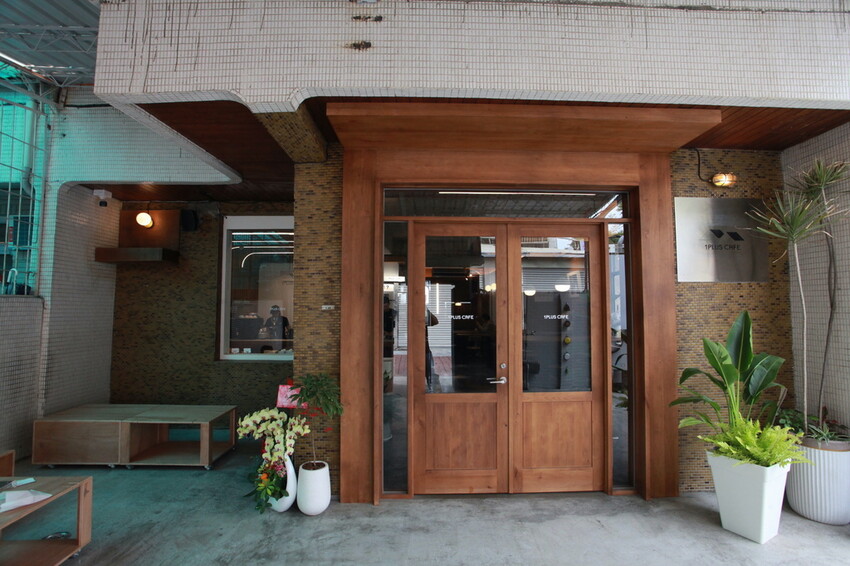 台南市北區吃。台南市｜北區。「1 PLUS CAFE 一家咖啡 台南西門店」新店報報!!!!!小北夜市周遭唯美老宅咖啡館兼麵包店