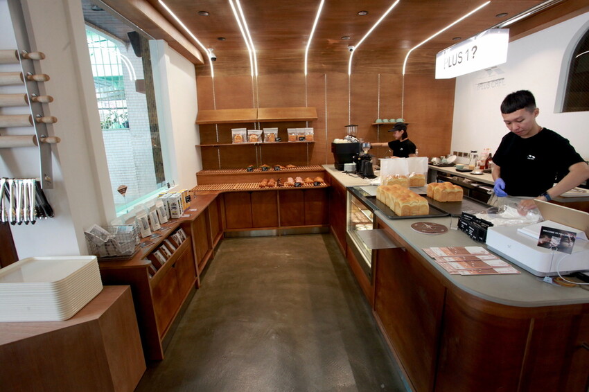 台南市北區吃。台南市｜北區。「1 PLUS CAFE 一家咖啡 台南西門店」新店報報!!!!!小北夜市周遭唯美老宅咖啡館兼麵包店
