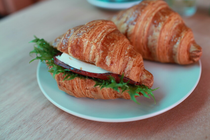 台南市北區吃。台南市｜北區。「1 PLUS CAFE 一家咖啡 台南西門店」新店報報!!!!!小北夜市周遭唯美老宅咖啡館兼麵包店