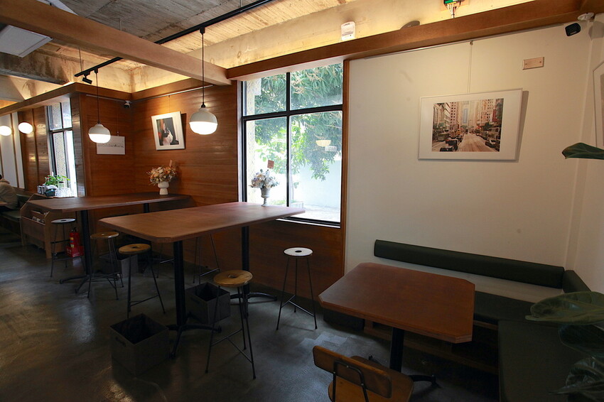 台南市北區吃。台南市｜北區。「1 PLUS CAFE 一家咖啡 台南西門店」新店報報!!!!!小北夜市周遭唯美老宅咖啡館兼麵包店