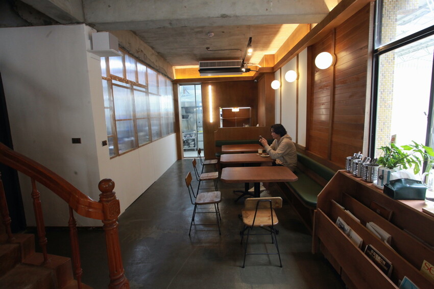 台南市北區吃。台南市｜北區。「1 PLUS CAFE 一家咖啡 台南西門店」新店報報!!!!!小北夜市周遭唯美老宅咖啡館兼麵包店