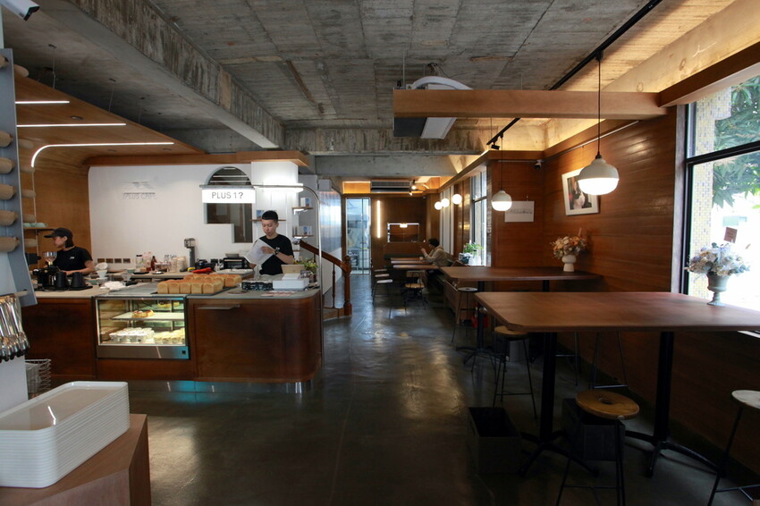 台南市北區吃。台南市｜北區。「1 PLUS CAFE 一家咖啡 台南西門店」新店報報!!!!!小北夜市周遭唯美老宅咖啡館兼麵包店