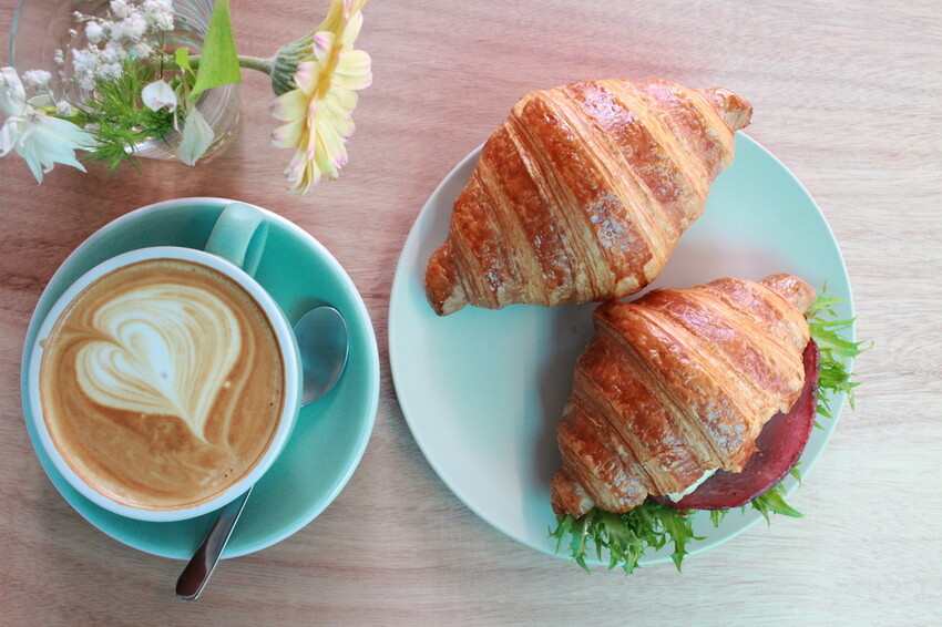 台南市北區吃。台南市｜北區。「1 PLUS CAFE 一家咖啡 台南西門店」新店報報!!!!!小北夜市周遭唯美老宅咖啡館兼麵包店