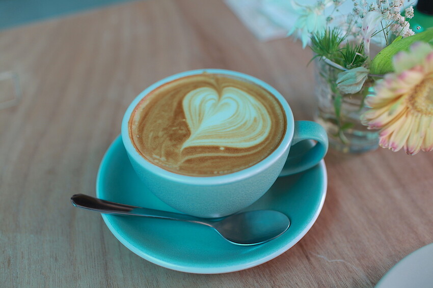 台南市北區吃。台南市｜北區。「1 PLUS CAFE 一家咖啡 台南西門店」新店報報!!!!!小北夜市周遭唯美老宅咖啡館兼麵包店