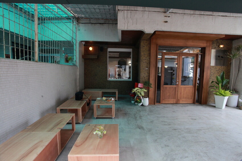 台南市北區吃。台南市｜北區。「1 PLUS CAFE 一家咖啡 台南西門店」新店報報!!!!!小北夜市周遭唯美老宅咖啡館兼麵包店