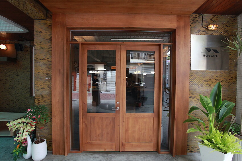 台南市北區吃。台南市｜北區。「1 PLUS CAFE 一家咖啡 台南西門店」新店報報!!!!!小北夜市周遭唯美老宅咖啡館兼麵包店