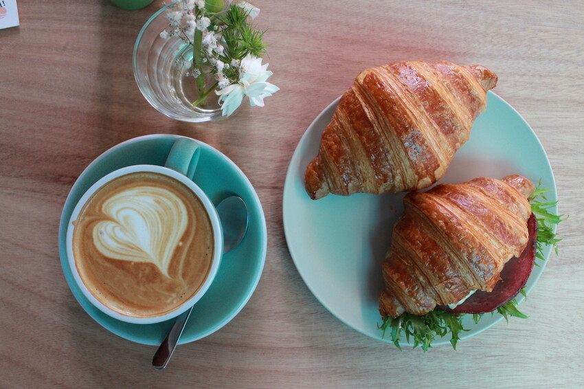 台南市北區吃。台南市｜北區。「1 PLUS CAFE 一家咖啡 台南西門店」新店報報!!!!!小北夜市周遭唯美老宅咖啡館兼麵包店