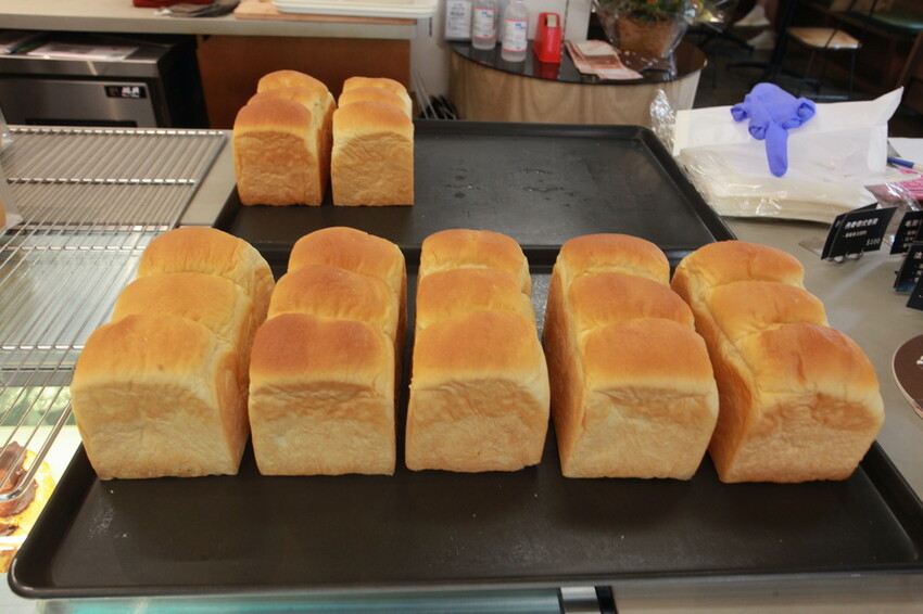 台南市北區吃。台南市｜北區。「1 PLUS CAFE 一家咖啡 台南西門店」新店報報!!!!!小北夜市周遭唯美老宅咖啡館兼麵包店