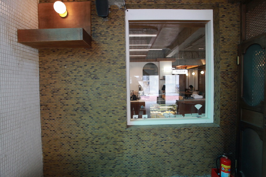台南市北區吃。台南市｜北區。「1 PLUS CAFE 一家咖啡 台南西門店」新店報報!!!!!小北夜市周遭唯美老宅咖啡館兼麵包店