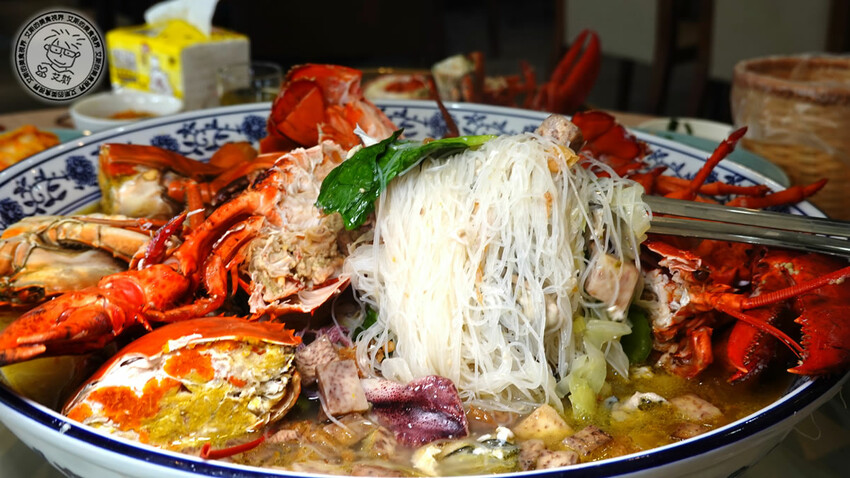 宜蘭縣礁溪鄉【 礁溪美食． 巨無霸米粉湯 】吃巨無霸海鮮米粉湯送10樣小菜絕對能滿足每個人的胃，很適合母親節帶全家一