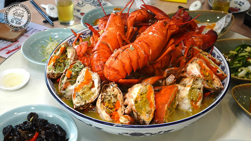 宜蘭縣礁溪鄉【 礁溪美食． 巨無霸米粉湯 】吃巨無霸海鮮米粉湯送10樣小菜絕對能滿足每個人的胃，很適合母親節帶全家一