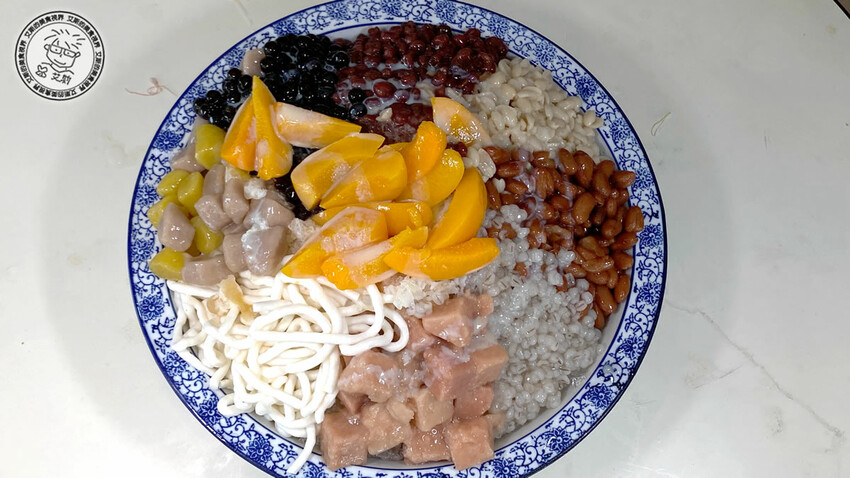 宜蘭縣礁溪鄉【 礁溪美食． 巨無霸米粉湯 】吃巨無霸海鮮米粉湯送10樣小菜絕對能滿足每個人的胃，很適合母親節帶全家一