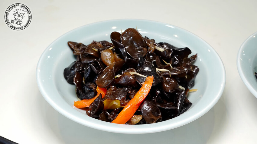 宜蘭縣礁溪鄉【 礁溪美食． 巨無霸米粉湯 】吃巨無霸海鮮米粉湯送10樣小菜絕對能滿足每個人的胃，很適合母親節帶全家一