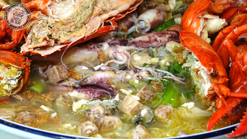 宜蘭縣礁溪鄉【 礁溪美食． 巨無霸米粉湯 】吃巨無霸海鮮米粉湯送10樣小菜絕對能滿足每個人的胃，很適合母親節帶全家一