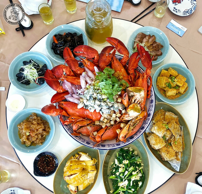 宜蘭縣礁溪鄉【 礁溪美食． 巨無霸米粉湯 】吃巨無霸海鮮米粉湯送10樣小菜絕對能滿足每個人的胃，很適合母親節帶全家一