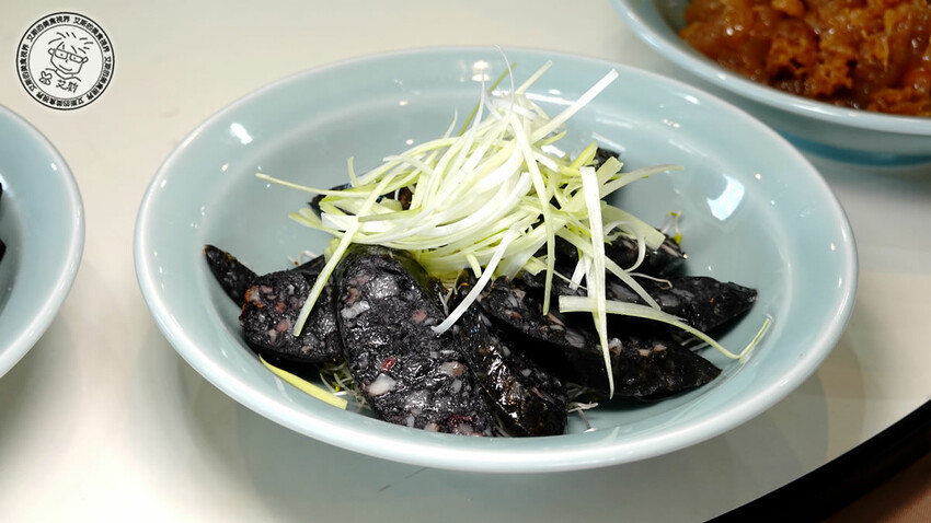 宜蘭縣礁溪鄉【 礁溪美食． 巨無霸米粉湯 】吃巨無霸海鮮米粉湯送10樣小菜絕對能滿足每個人的胃，很適合母親節帶全家一