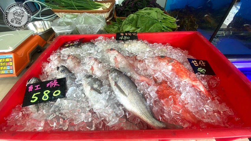 宜蘭縣礁溪鄉【 礁溪美食． 巨無霸米粉湯 】吃巨無霸海鮮米粉湯送10樣小菜絕對能滿足每個人的胃，很適合母親節帶全家一