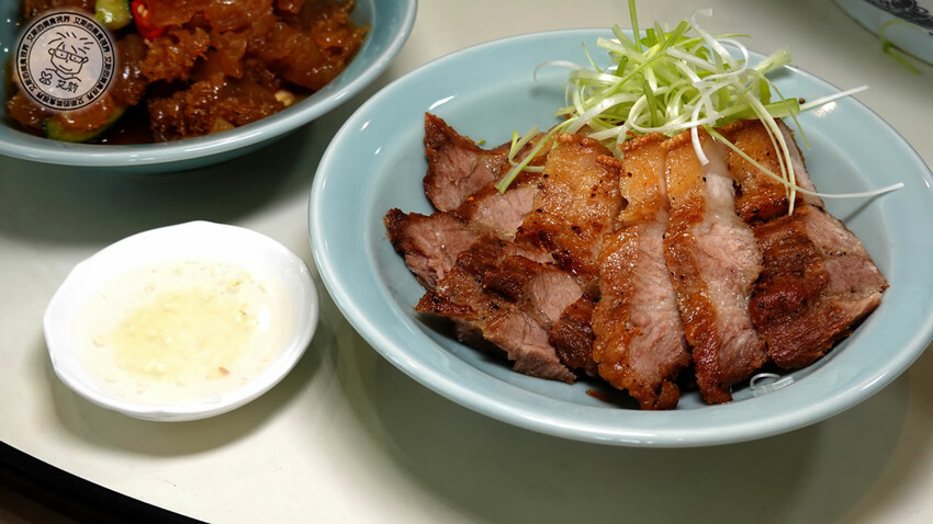 宜蘭縣礁溪鄉【 礁溪美食． 巨無霸米粉湯 】吃巨無霸海鮮米粉湯送10樣小菜絕對能滿足每個人的胃，很適合母親節帶全家一