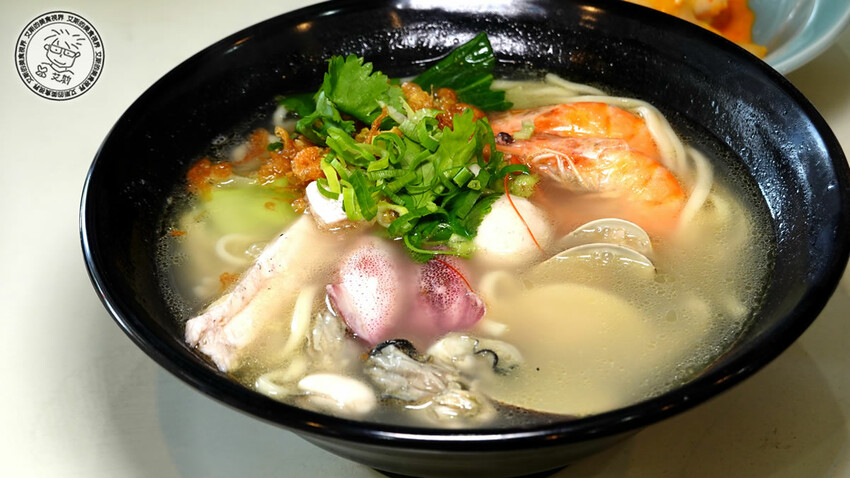 宜蘭縣礁溪鄉【 礁溪美食． 巨無霸米粉湯 】吃巨無霸海鮮米粉湯送10樣小菜絕對能滿足每個人的胃，很適合母親節帶全家一