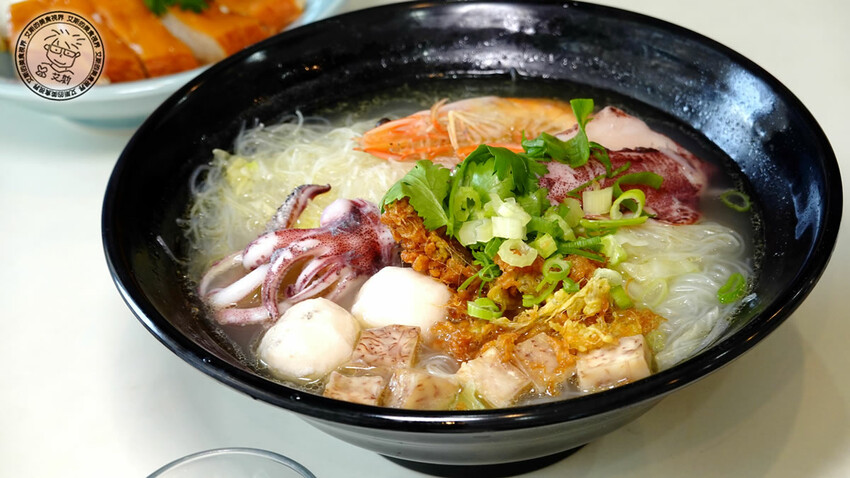 宜蘭縣礁溪鄉【 礁溪美食． 巨無霸米粉湯 】吃巨無霸海鮮米粉湯送10樣小菜絕對能滿足每個人的胃，很適合母親節帶全家一