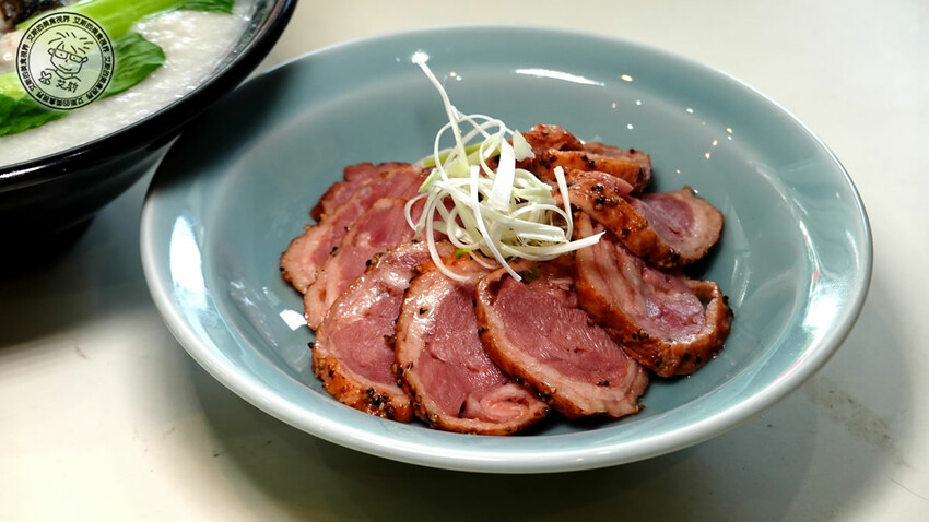 宜蘭縣礁溪鄉【 礁溪美食． 巨無霸米粉湯 】吃巨無霸海鮮米粉湯送10樣小菜絕對能滿足每個人的胃，很適合母親節帶全家一