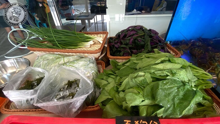 宜蘭縣礁溪鄉【 礁溪美食． 巨無霸米粉湯 】吃巨無霸海鮮米粉湯送10樣小菜絕對能滿足每個人的胃，很適合母親節帶全家一