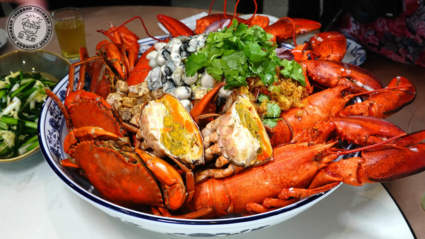 宜蘭縣礁溪鄉【 礁溪美食． 巨無霸米粉湯 】吃巨無霸海鮮米粉湯送10樣小菜絕對能滿足每個人的胃，很適合母親節帶全家一