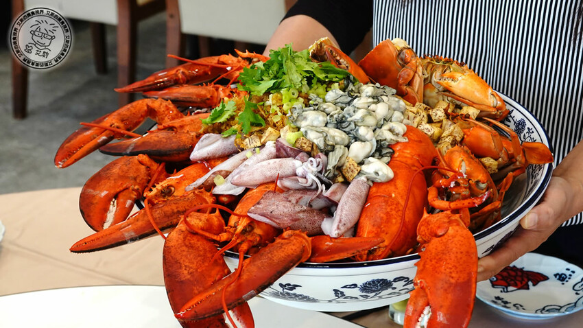 宜蘭縣礁溪鄉【 礁溪美食． 巨無霸米粉湯 】吃巨無霸海鮮米粉湯送10樣小菜絕對能滿足每個人的胃，很適合母親節帶全家一