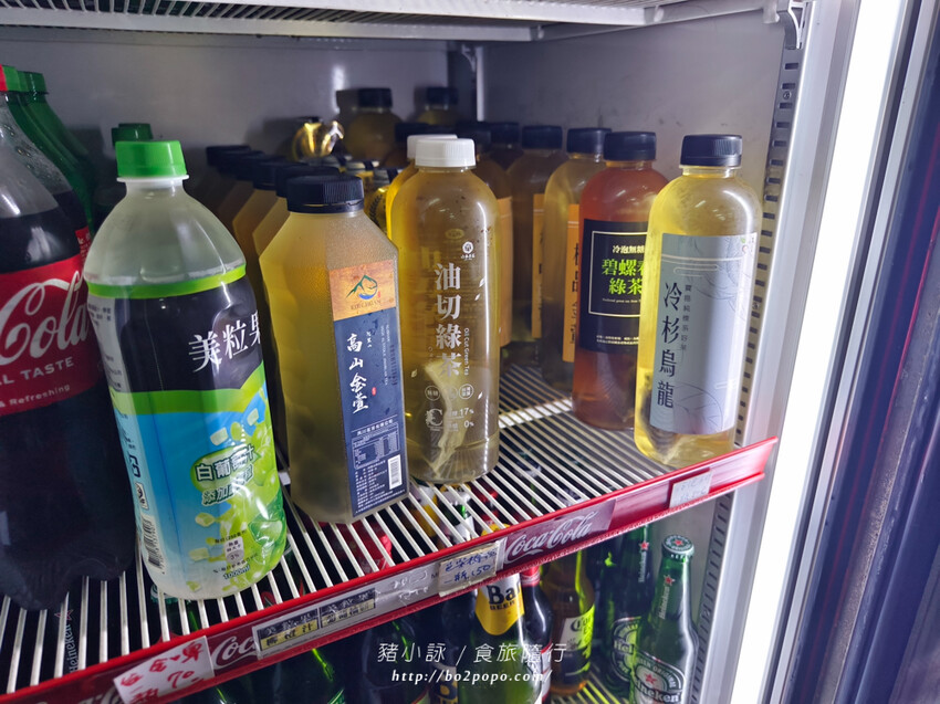 高雄。旗津》旗后活海產店。海產一條街上的40年老店