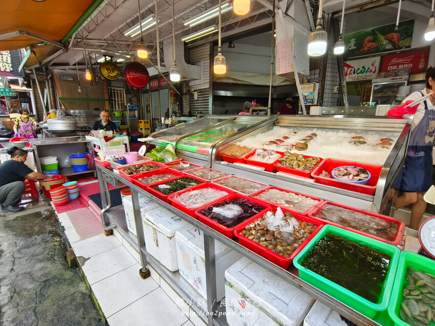 高雄。旗津》旗后活海產店。海產一條街上的40年老店