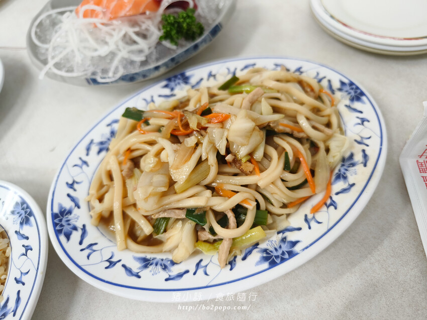 高雄。旗津》旗后活海產店。海產一條街上的40年老店