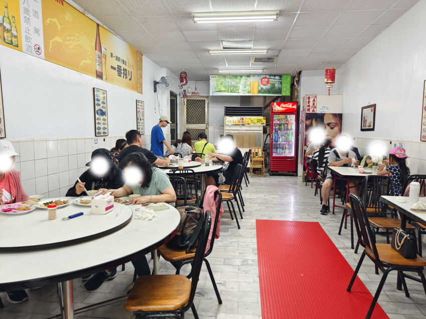 高雄。旗津》旗后活海產店。海產一條街上的40年老店