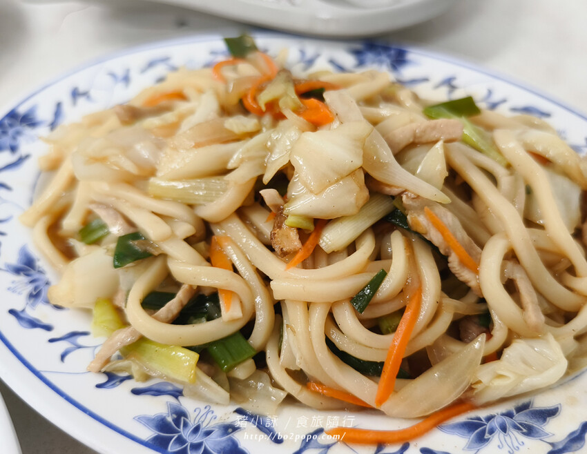 高雄。旗津》旗后活海產店。海產一條街上的40年老店