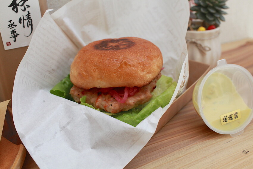 台南市南區吃。台南市｜南區。「杯情丞事」新店報報!!!!隱身在巷弄超美味日式漢堡店，獨家手作火燒蝦塔塔堡全新上市「