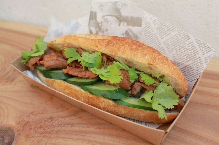 台南市南區吃。台南市｜南區。「杯情丞事」新店報報!!!!隱身在巷弄超美味日式漢堡店，獨家手作火燒蝦塔塔堡全新上市「