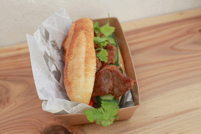 台南市南區吃。台南市｜南區。「杯情丞事」新店報報!!!!隱身在巷弄超美味日式漢堡店，獨家手作火燒蝦塔塔堡全新上市「