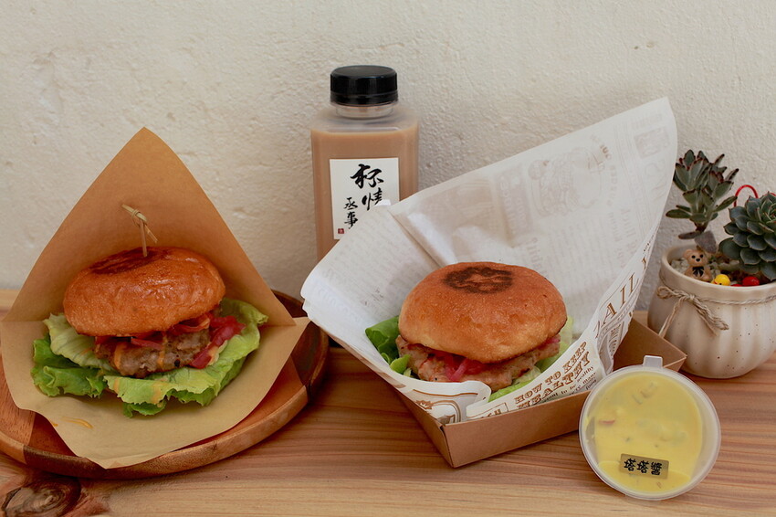 台南市南區吃。台南市｜南區。「杯情丞事」新店報報!!!!隱身在巷弄超美味日式漢堡店，獨家手作火燒蝦塔塔堡全新上市「