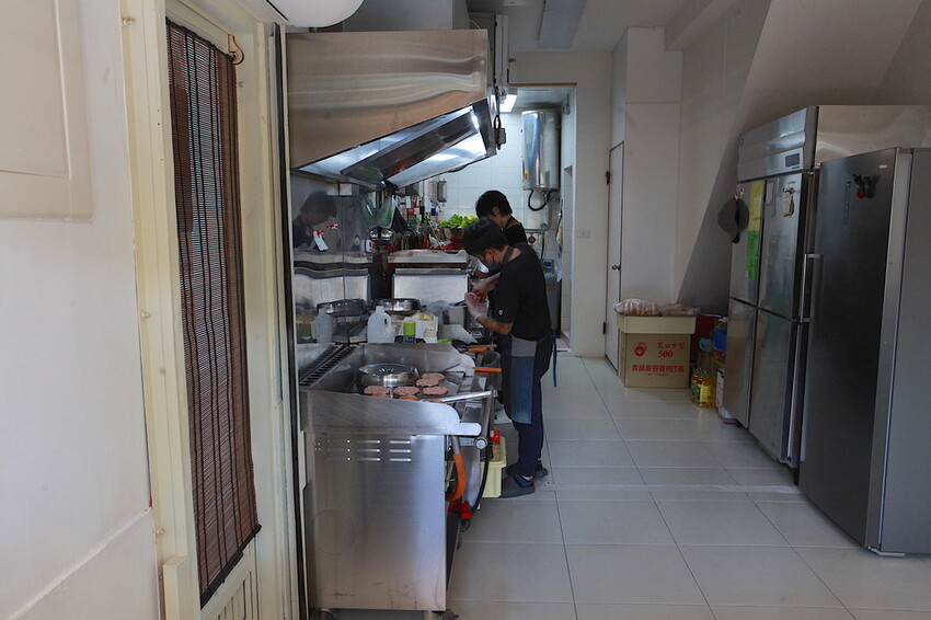 台南市南區吃。台南市｜南區。「杯情丞事」新店報報!!!!隱身在巷弄超美味日式漢堡店，獨家手作火燒蝦塔塔堡全新上市「