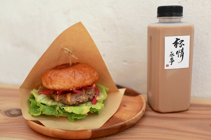 台南市南區吃。台南市｜南區。「杯情丞事」新店報報!!!!隱身在巷弄超美味日式漢堡店，獨家手作火燒蝦塔塔堡全新上市「