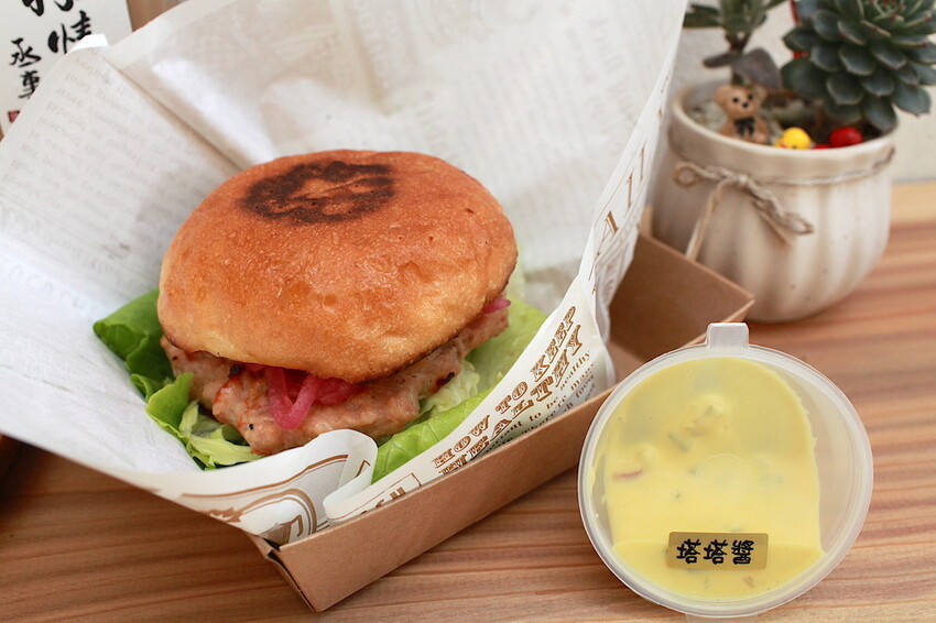 台南市南區吃。台南市｜南區。「杯情丞事」新店報報!!!!隱身在巷弄超美味日式漢堡店，獨家手作火燒蝦塔塔堡全新上市「