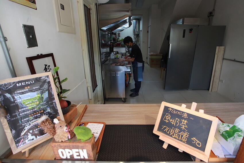 台南市南區吃。台南市｜南區。「杯情丞事」新店報報!!!!隱身在巷弄超美味日式漢堡店，獨家手作火燒蝦塔塔堡全新上市「