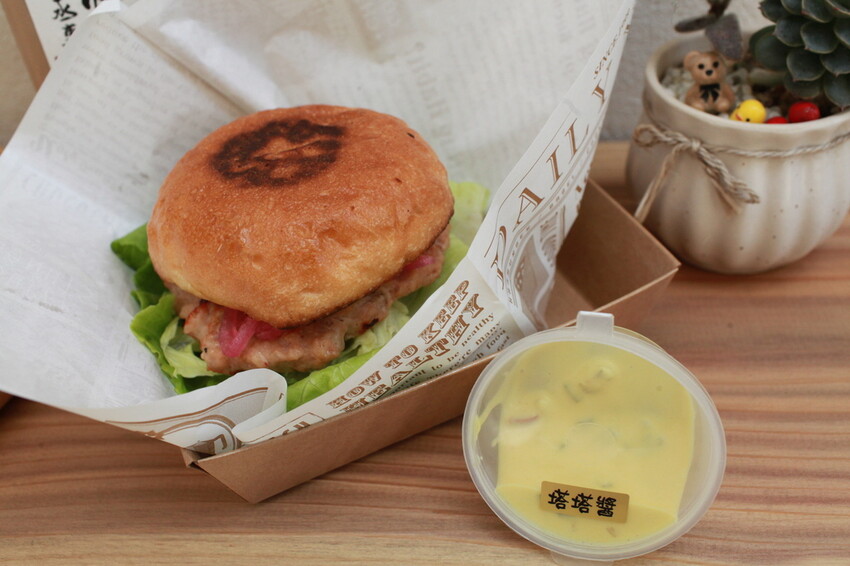 台南市南區吃。台南市｜南區。「杯情丞事」新店報報!!!!隱身在巷弄超美味日式漢堡店，獨家手作火燒蝦塔塔堡全新上市「