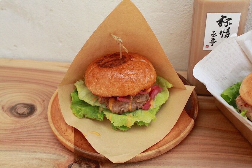 台南市南區吃。台南市｜南區。「杯情丞事」新店報報!!!!隱身在巷弄超美味日式漢堡店，獨家手作火燒蝦塔塔堡全新上市「