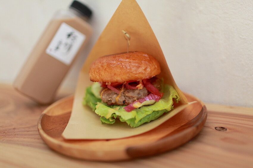 台南市南區吃。台南市｜南區。「杯情丞事」新店報報!!!!隱身在巷弄超美味日式漢堡店，獨家手作火燒蝦塔塔堡全新上市「